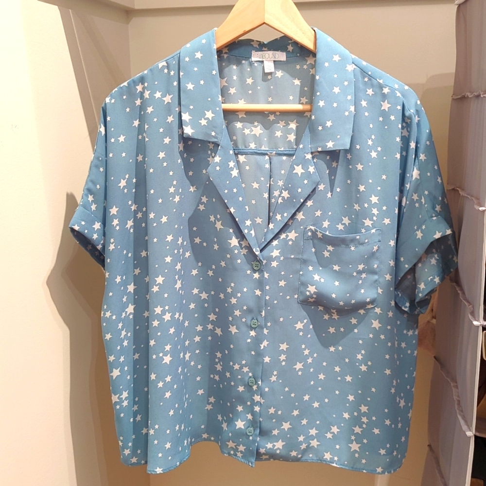 Star pattern blouse NWOT